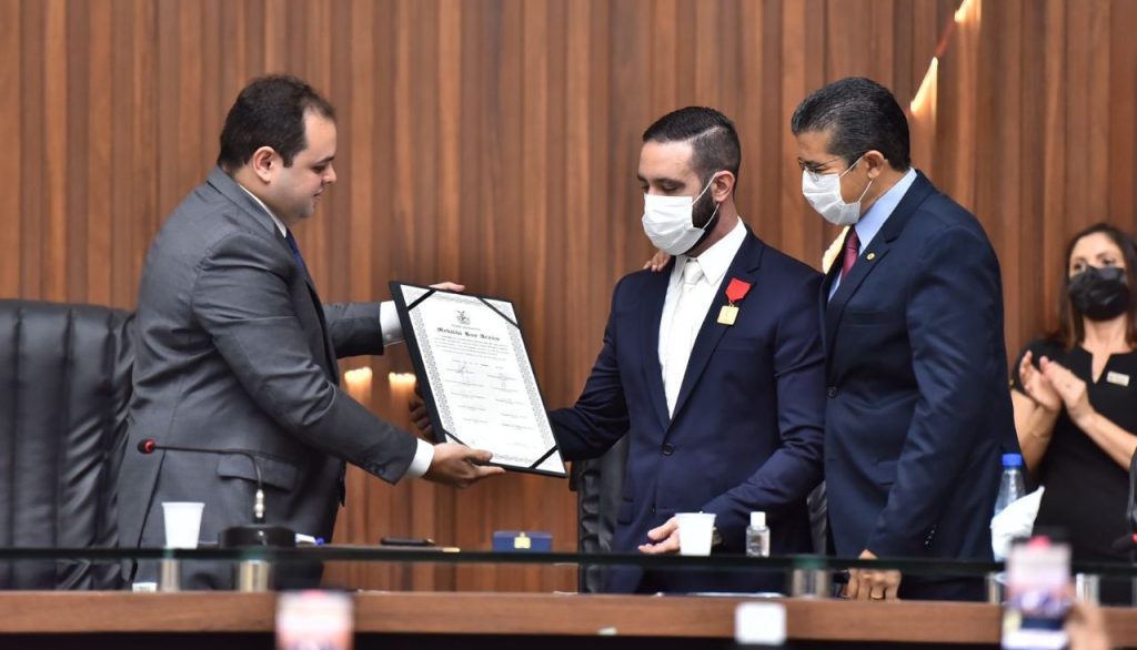 Roberto Cidade preside sessão de entrega da Medalha Ruy Araújo ao diretor-presidente do Procon-AM, Jalil Fraxe