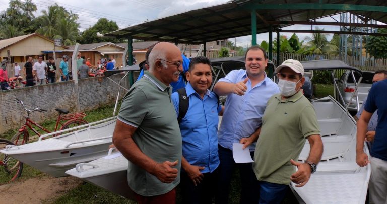 Em Eirunepé, deputado Roberto Cidade faz entrega de emenda para produtores rurais