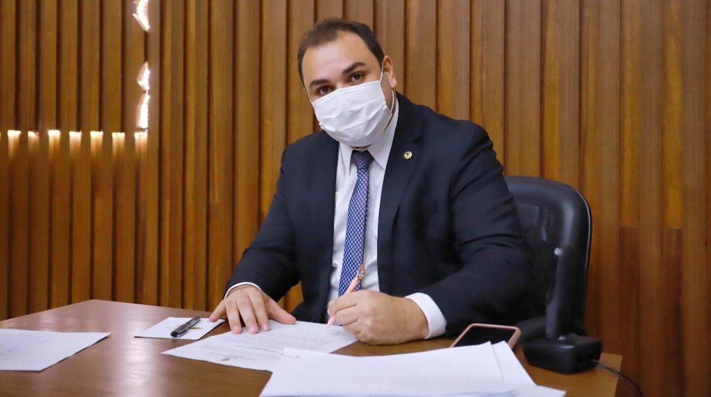 Deputado Roberto Cidade solicita reforma na quadra do Prosamin da Compensa
