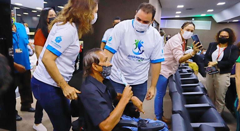 Presidente Roberto Cidade faz entrega de doações do Programa Assembleia Participativa