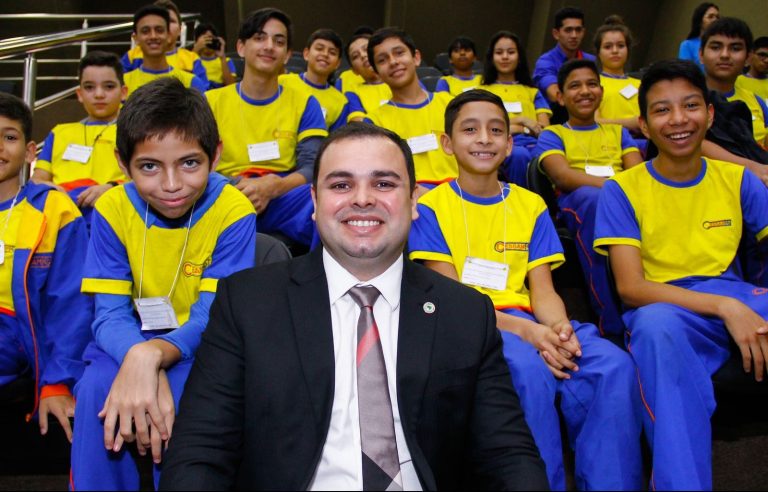 Lei de Roberto Cidade propõe realização de campanhas de combate ao racismo em escolas e eventos culturais