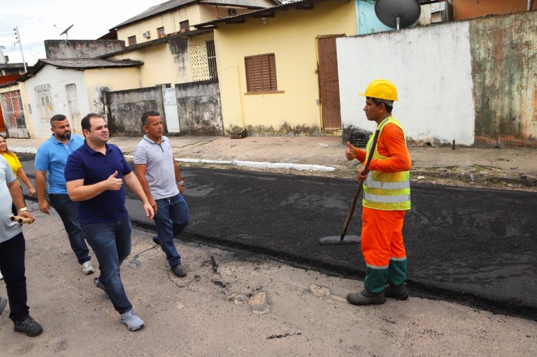 Roberto Cidade solicita da Seminf serviços de asfaltamento e tapa-buracos em diversos bairros