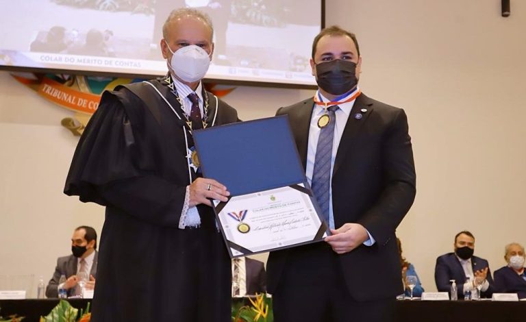 Deputado Roberto Cidade recebe Medalha Colar do Mérito de Contas concedida pelo TCE