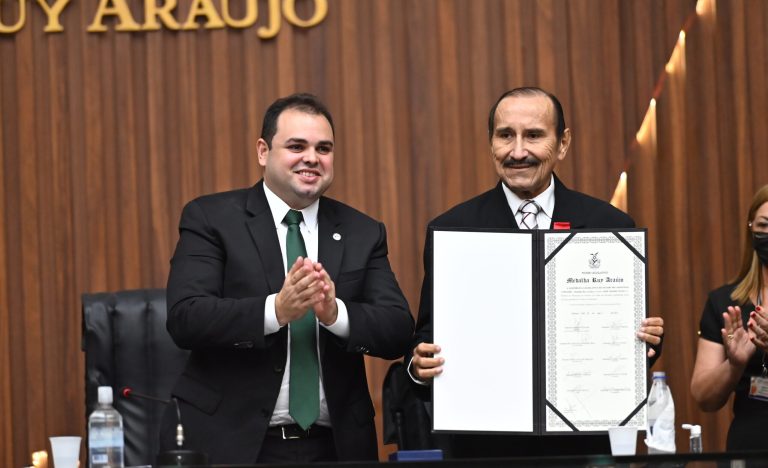 Roberto Cidade condecora o ex-prefeito de Autazes, Thomé Filho, com a Medalha Ruy Araújo