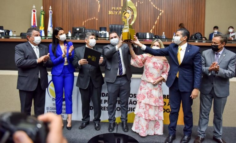 Roberto Cidade recebe representantes da Unale que vieram ao Amazonas entregar prêmio à Aleam