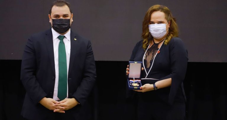 Roberto Cidade entrega Medalha do Mérito Legislativo ao Juiz Julião Lemos Sobral Júnior