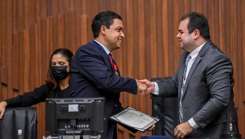 Roberto Cidade condecora o prefeito de Nova Olinda do Norte, Adenilson Reis, com a Medalha Ruy Araújo