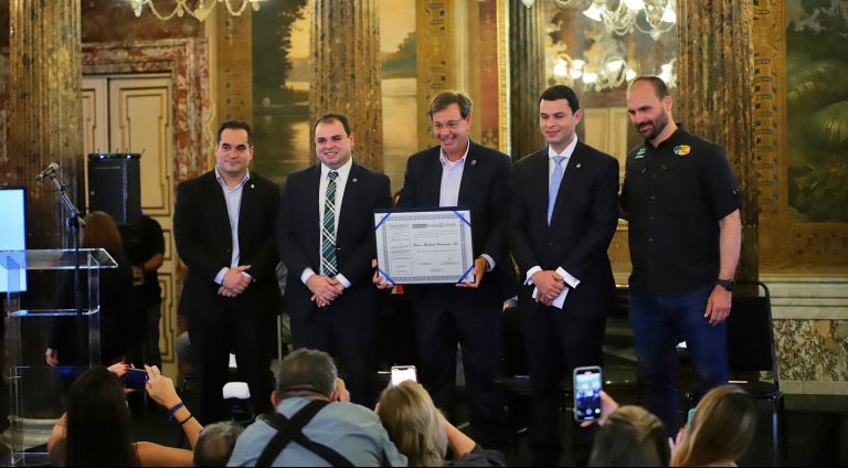 Roberto Cidade entrega título de Cidadão do Amazonas a ministro do Turismo