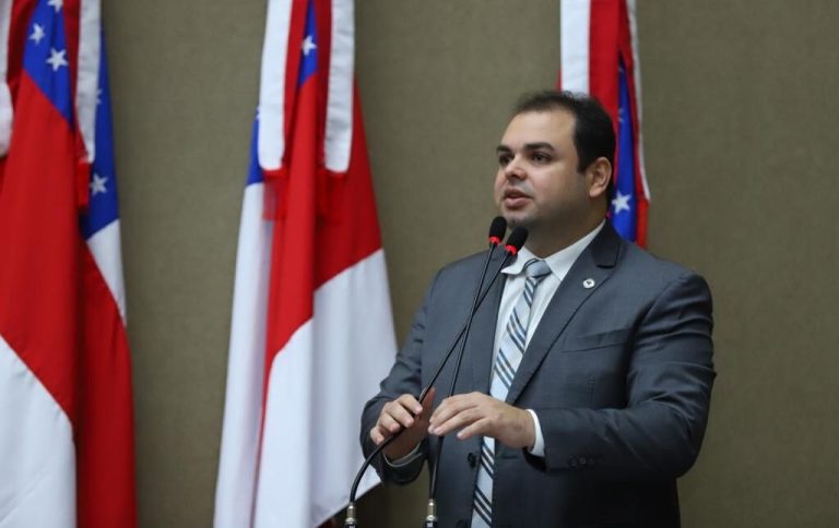 Roberto Cidade comunica, oficialmente, no plenário Ruy Araújo sobre nova sigla partidária
