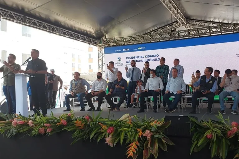 Deputado Roberto Cidade participa de inauguração de moradias populares na Zona Norte