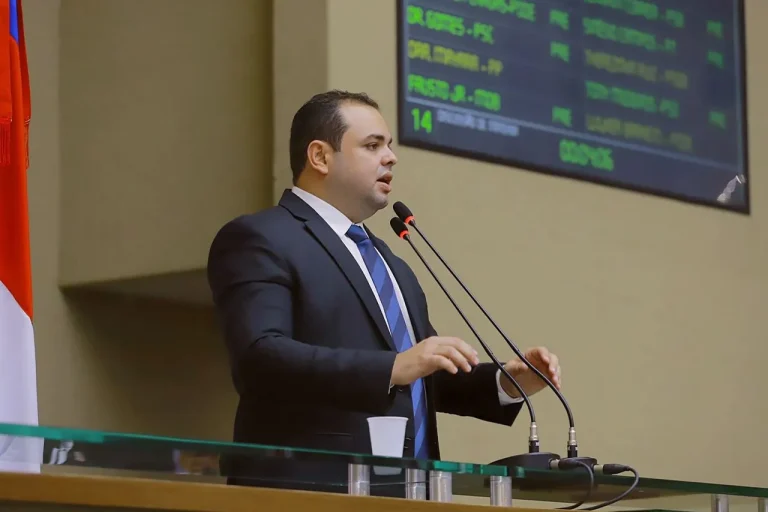Presidente Roberto Cidade vota favorável à regulamentação do transporte hidroviário
