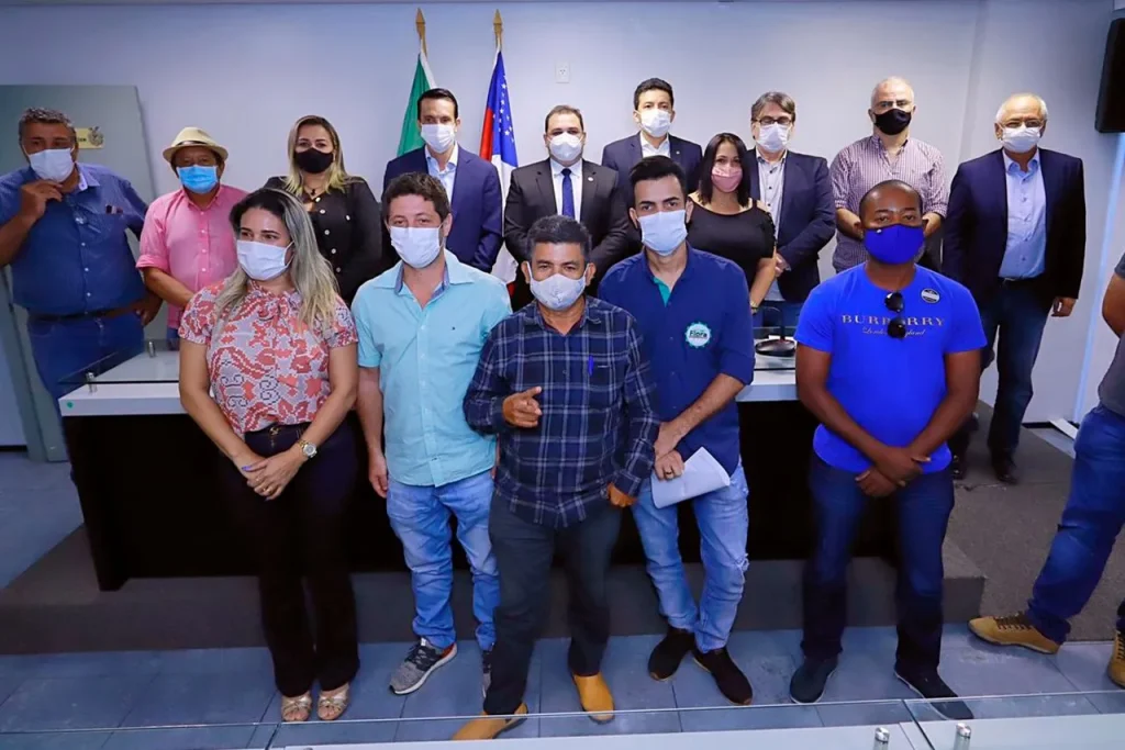 Presidente Roberto Cidade lidera reunião com representantes de madeireiras do Sul do Amazonas