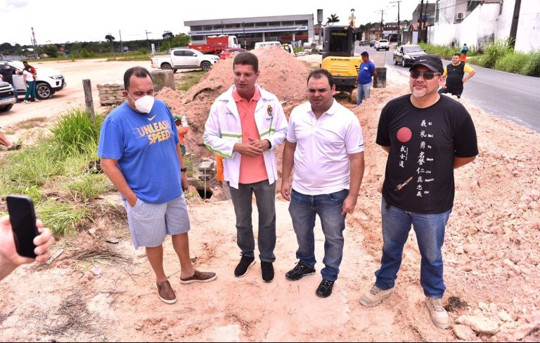 Roberto Cidade inspeciona obra na rede de drenagem do Parque das Laranjeiras