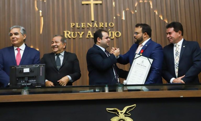 Roberto Cidade preside sessão de outorga da medalha Ruy Araújo ao desembargador do TRE-AM, Fabrício Frota Marques