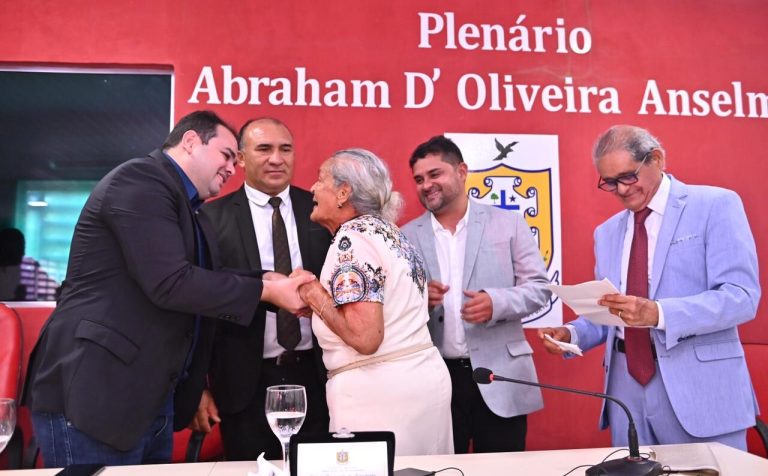 Roberto Cidade participa de entrega de Comenda à ex-vereadora de Barreirinha, Nazaré Aquino Seixas