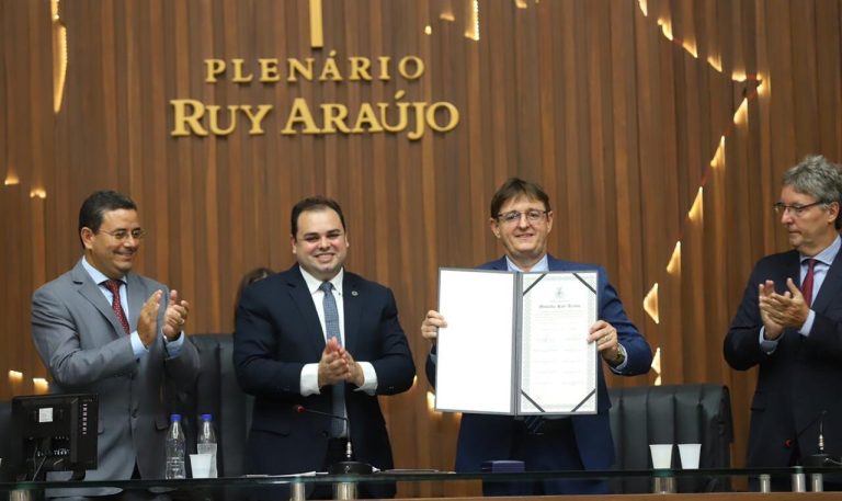Presidente Roberto Cidade concede a Medalha Ruy Araújo ao prefeito de Apuí, Marcos Lise