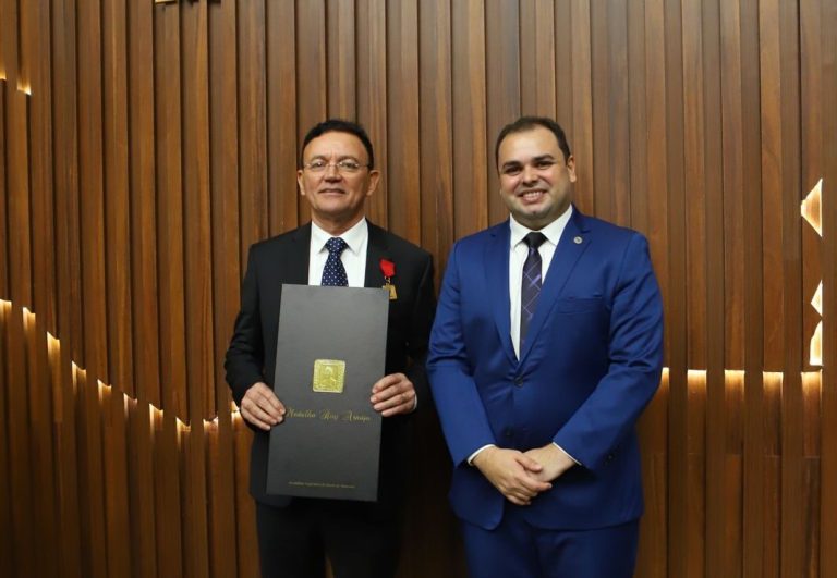 Roberto Cidade homenageia prefeito de Humaitá, Dedei Lobo, com a Medalha Ruy Araújo