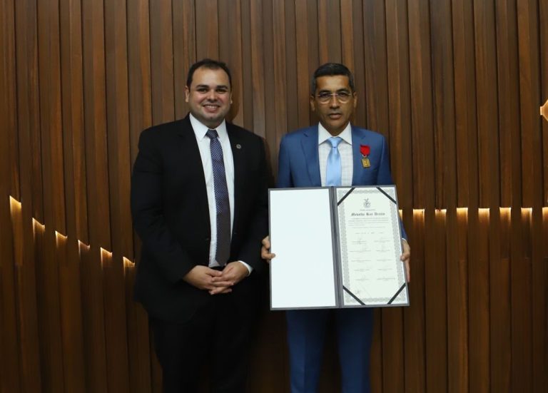 Roberto Cidade homenageia prefeito de Humaitá, Dedei Lobo, com a Medalha Ruy Araújo