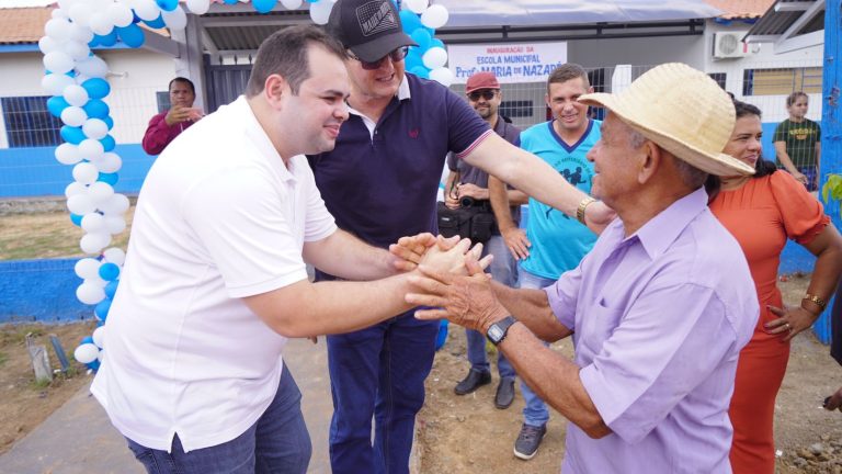 Deputado Roberto Cidade participa de entrega de escola na zona rural de Apuí