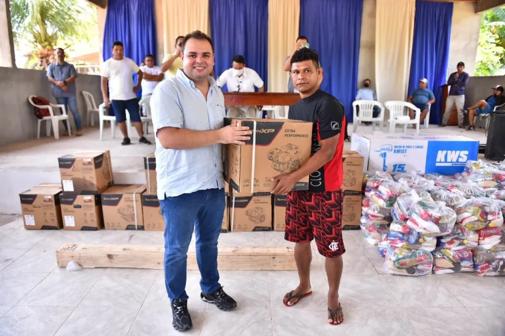 Roberto Cidade faz entrega de emenda e recebe demandas dos moradores do Distrito de Axinin, em Borba