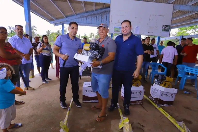 Em Presidente Figueiredo, Roberto Cidade entrega emendas e anuncia ambulância para Vila de Balbina