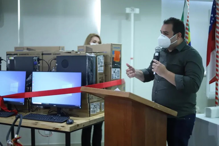 Presidente da Aleam entrega equipamentos para Fcecon