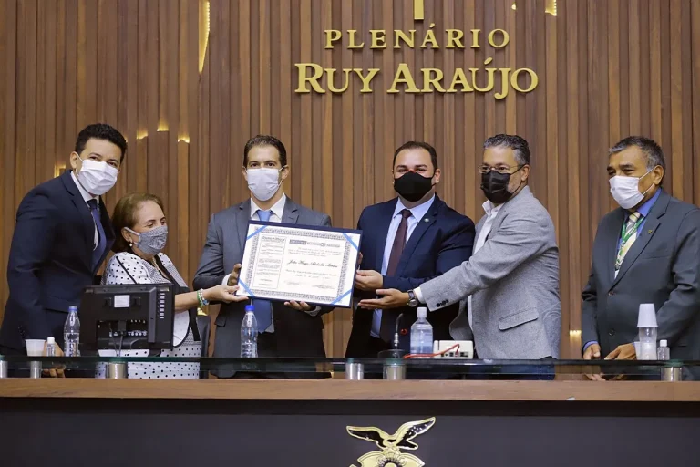 Presidente Roberto Cidade entrega Título de Cidadão do Amazonas ao médico infectologista João Hugo