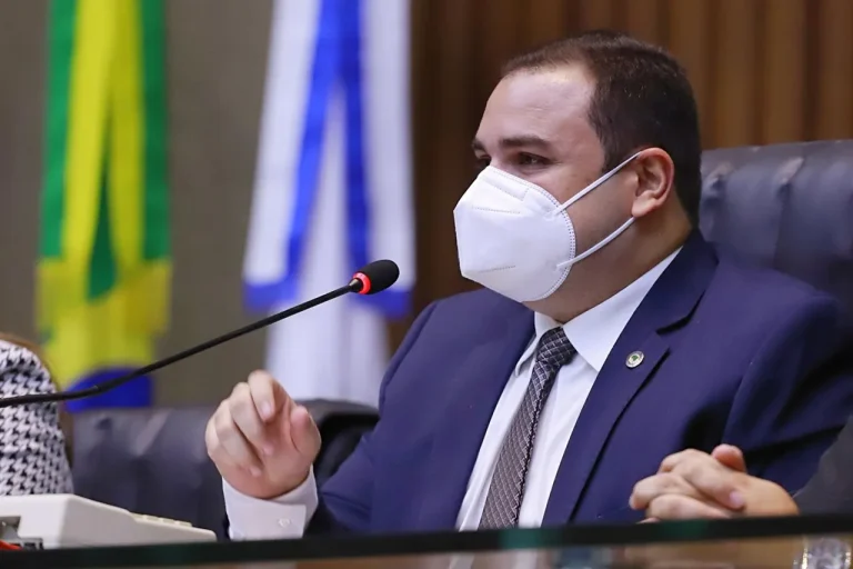 Presidente Roberto Cidade apresenta projeto para inibir roubo de fios de cobre