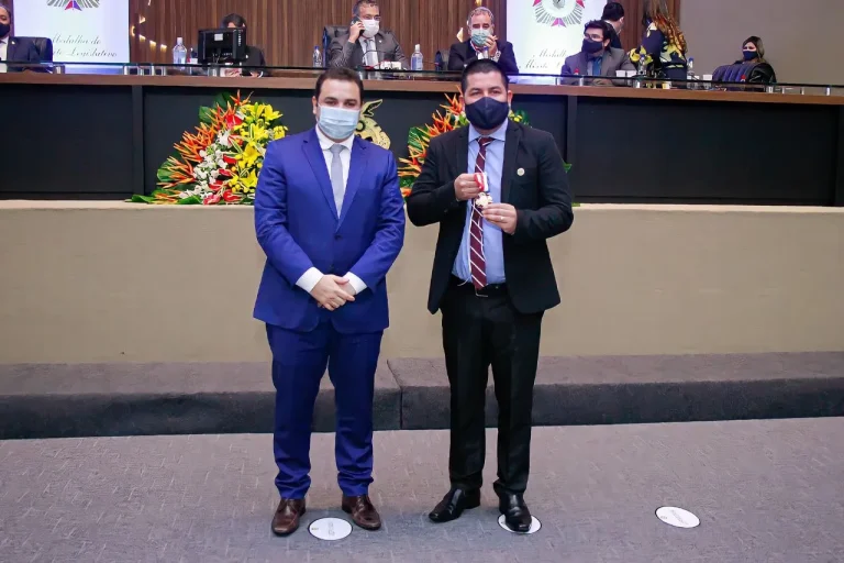 Profissionais de Enfermagem são homenageados por Roberto Cidade com a Ordem do Mérito Legislativo