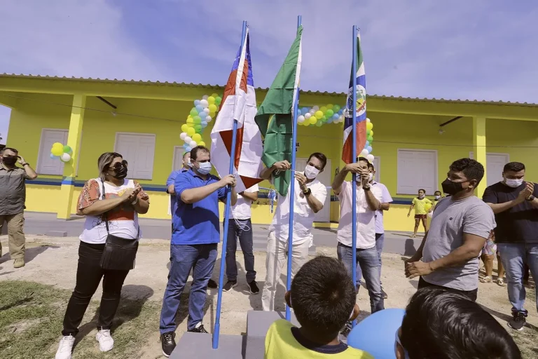 Deputado Roberto Cidade participa de entrega de escolas em comunidades rurais de Maués