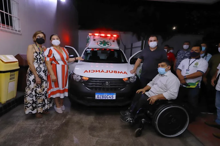Deputado Roberto Cidade entrega ambulância e equipamentos ao SPA Joventina Dias