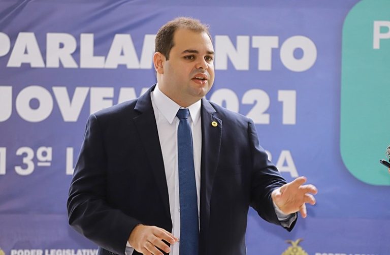 Sancionada lei de Roberto Cidade que auxilia estudantes, das redes pública e privada, na escolha sobre futuro profissional