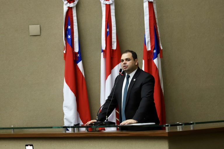 Roberto Cidade propõe audiência pública para debater educação de Presidente Figueiredo, após paralisação de professores