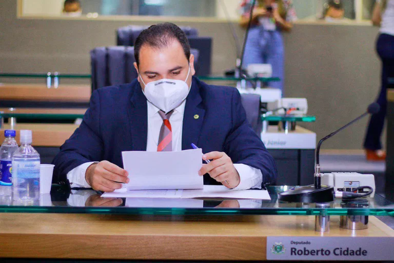 Roberto Cidade solicita isenção ao pagamento de anuidade aos profissionais vinculados a entidades de classe