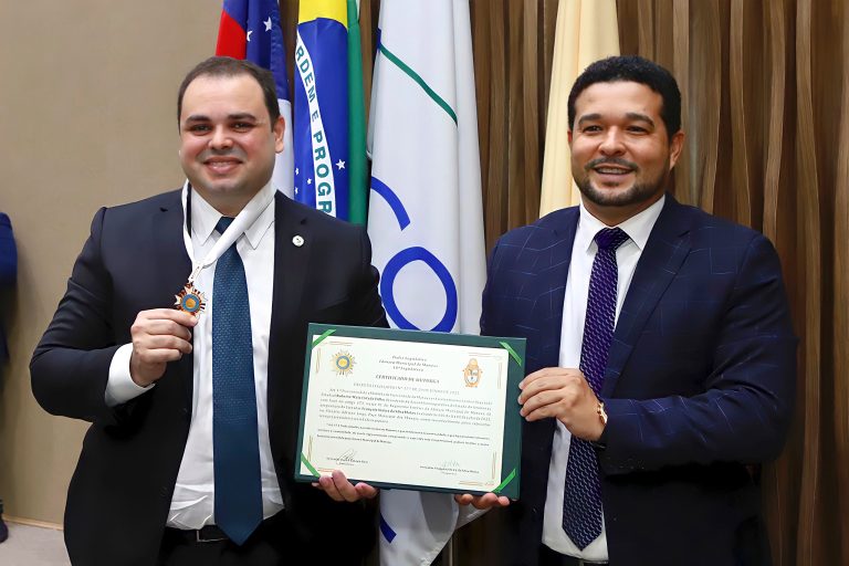 Deputado estadual Roberto Cidade é homenageado com a Medalha de Ouro Cidade de Manaus