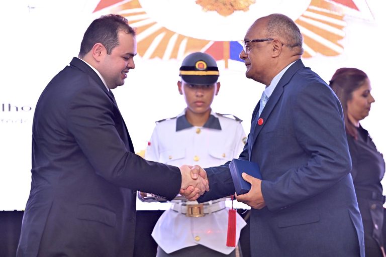 Presidente Roberto Cidade condecora o desembargador do TJAM, Abraham Peixoto, com a Medalha do Mérito Legislativo 2022