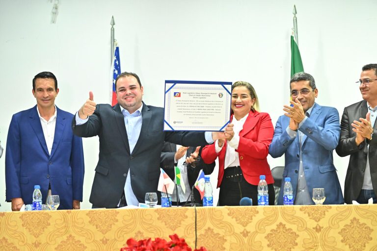 Deputado estadual Roberto Cidade é condecorado com o Título de Cidadão Manicoreense