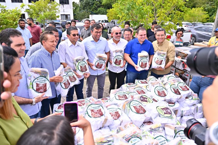 Presidente Roberto Cidade destaca iniciativas da Aleam em favor do setor primário durante entrega de insumos pelo Governo estadual