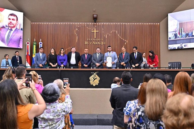 Presidente Roberto Cidade condecora o juiz de Direito, Eliezer Fernandes Jr, com a Medalha Ruy Araújo