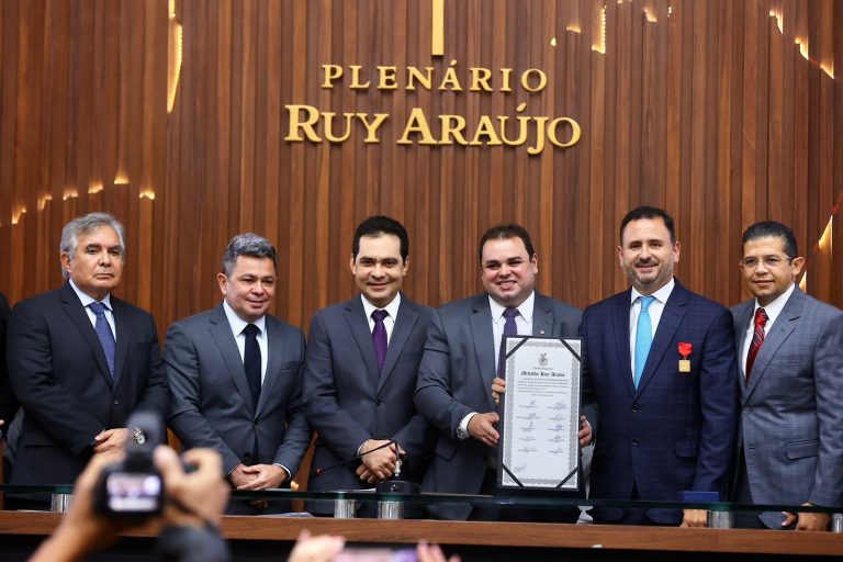Roberto Cidade preside solenidade de outorga da ‘Medalha Ruy Araújo’ ao subprocurador de Manaus, Marco Aurélio Choy