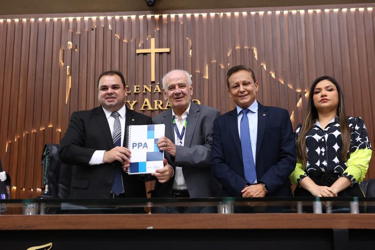 Presidente da Aleam, Roberto Cidade recebe PPA do titular da Sedecti, secretário Serafim Corrêa