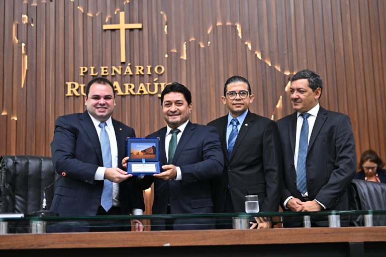 Roberto Cidade parabeniza Escola do Legislativo Senador José Lindoso pelos 18 anos de trabalhos prestados à sociedade