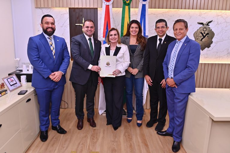 Presidente Roberto Cidade recebe relatório anual de atividades do TCE-AM das mãos da conselheira-presidente Yara Lins