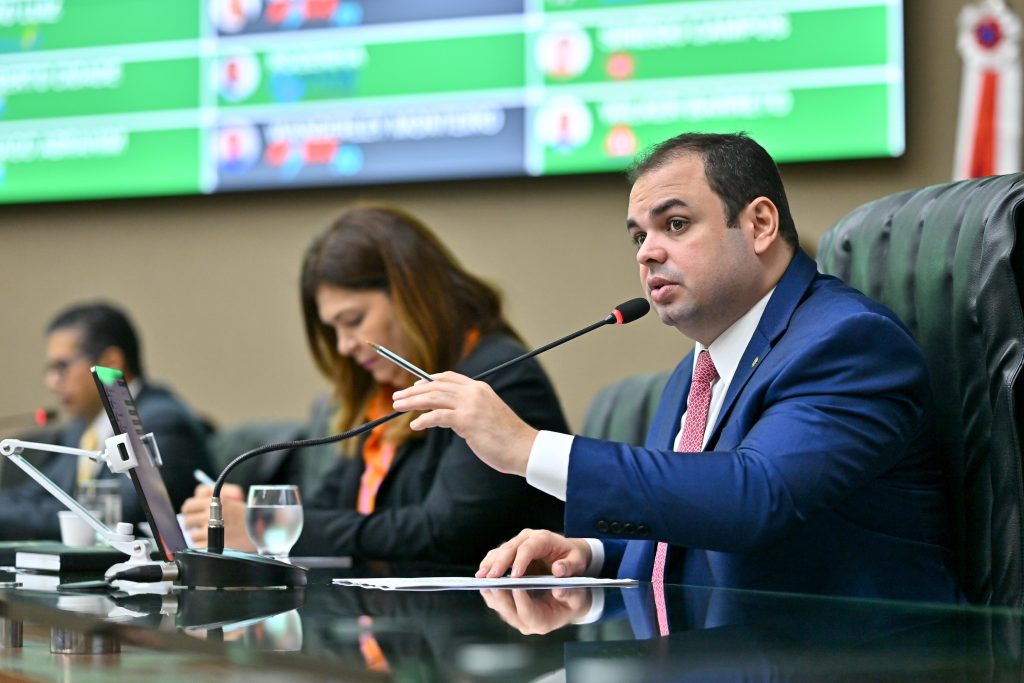 PLs de Roberto Cidade que tratam sobre voluntariado e estabelecem protocolo de proteção ao consumidor são aprovados na Aleam