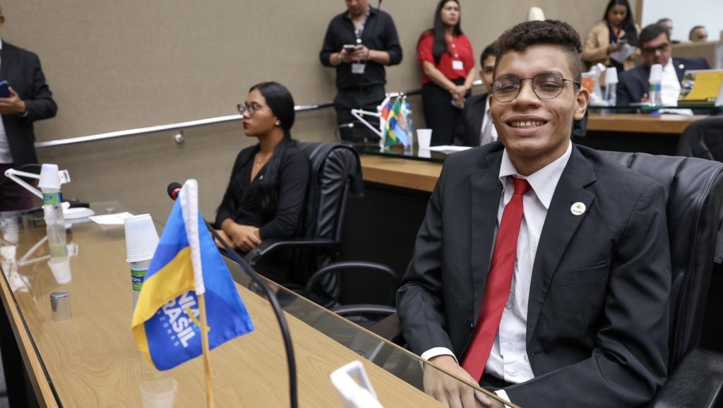 Roberto Cidade enaltece importância do Parlamento Jovem durante posse da 16ª Legislatura do programa do Parlamento Estadual