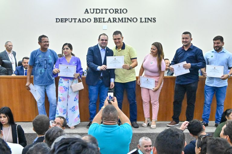 Roberto Cidade preside Sessão Especial alusiva ao Dia do Líder Comunitário e reúne mil representantes da classe