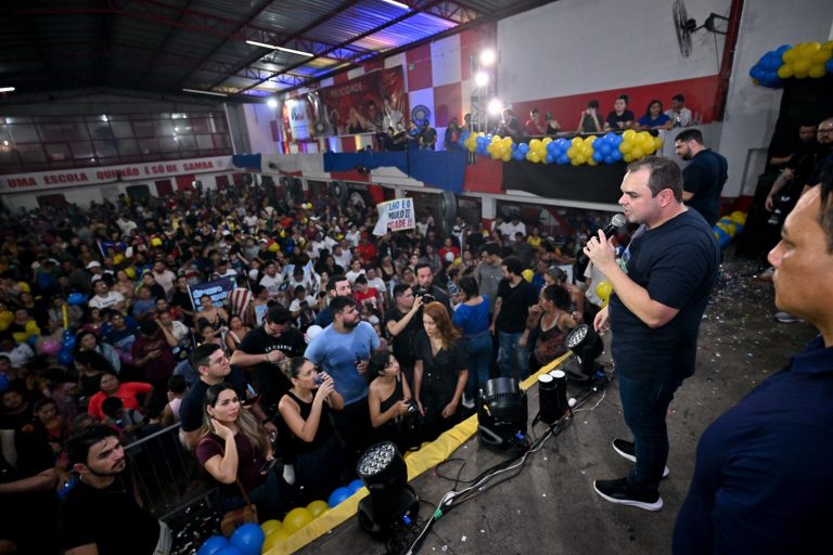 População lota quadra de escola de samba na zona Leste para escutar as propostas do pré-candidato Roberto Cidade para Manaus