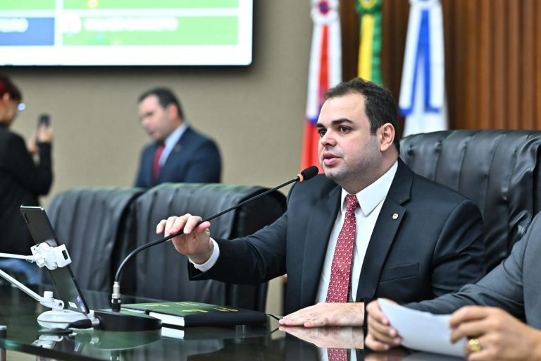 Proposta de Roberto Cidade que incentiva a iniciação científica entre os estudantes avança nas comissões da Aleam