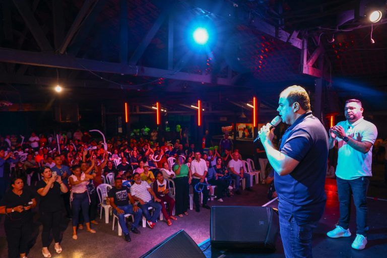 População reclama para o pré-candidato Roberto Cidade sobre a má qualidade da assistência básica de saúde e a falta de creches em Manaus