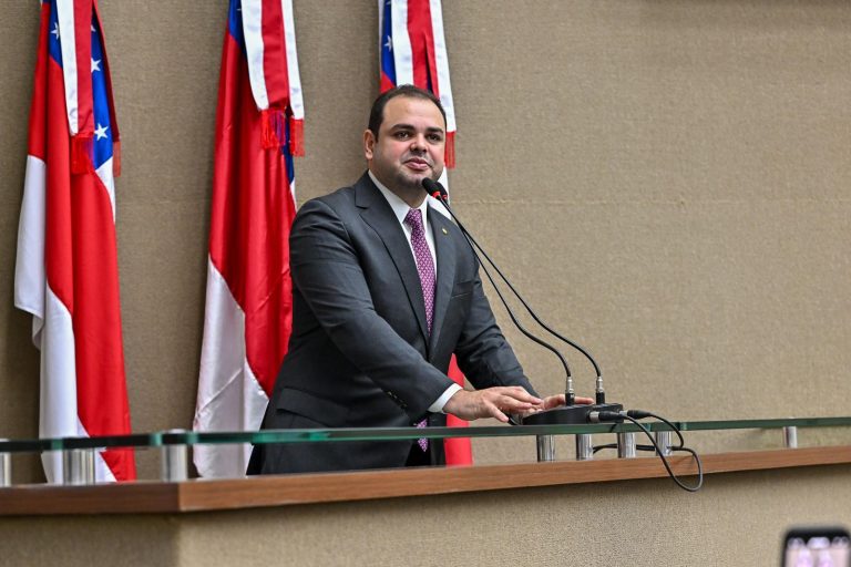 Presidente Roberto Cidade comanda sessão que marca retorno das atividades parlamentares em plenário no 2º semestre